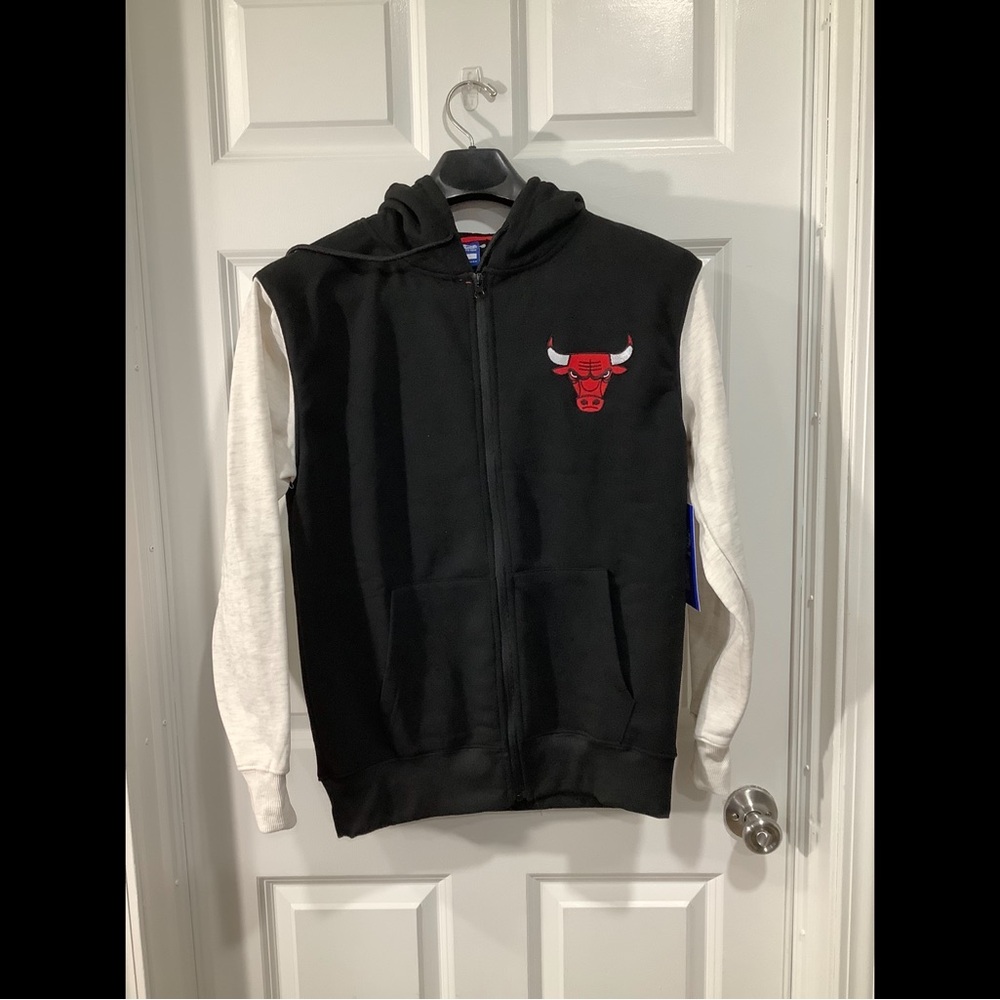 Men's  Chicago bulls Black and White Zip-Up Sweater size small NWT.